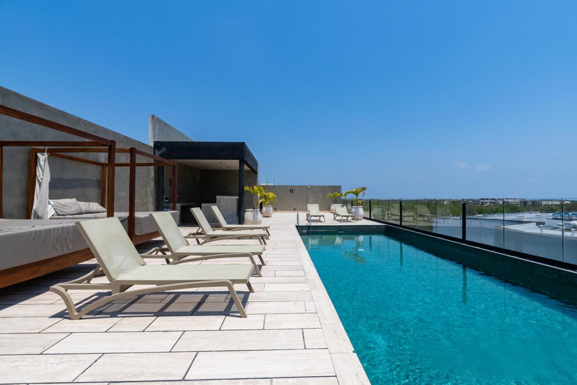 Modern With Rooftop Pool In Downtown Apartment